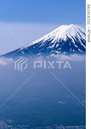 (山梨県)御坂山地・黒岳より望む富士山の絶景 (山梨県)御坂山地・黒岳より望む富士山の絶景 102916598