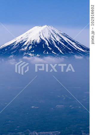 (山梨県)御坂山地・黒岳より望む富士山の絶景 (山梨県)御坂山地・黒岳より望む富士山の絶景 102916602