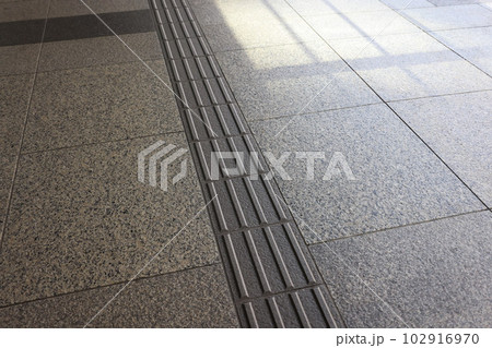 初夏、都会の歩道と点字ブロック 102916970