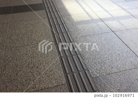 初夏、都会の歩道と点字ブロック 初夏、都会の歩道と点字ブロック 102916971