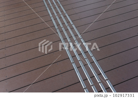 初夏、都会の歩道と点字ブロック 初夏、都会の歩道と点字ブロック 102917331