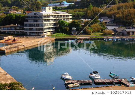 壱岐島　朝の湯本湾 102917912