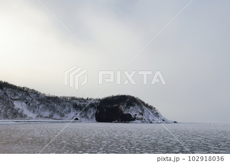 知床半島の雪景色 102918036