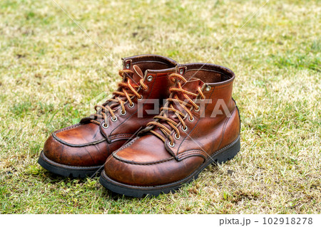 エイジングしたワークブーツ（RED WING） 102918278