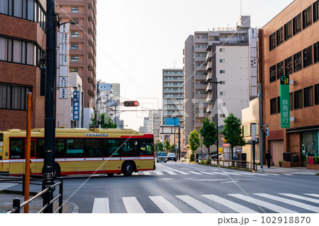 八王子市の甲州街道風景 102918870