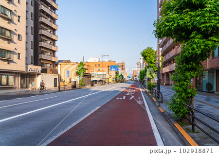 八王子市の甲州街道風景 102918871
