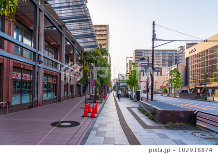 八王子市の甲州街道風景 102918874