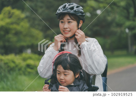 自転車用ヘルメットをかぶるママ 102919525