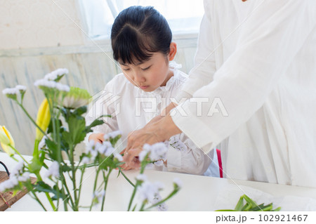 生け花を習う小学生 102921467
