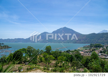 キンタマーニ高原のアバン山とバトゥール湖の景色 キンタマーニ高原のアバン山とバトゥール湖の景色 102921729