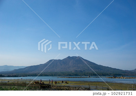 青空と雄大なバトゥール山の景色 102921731