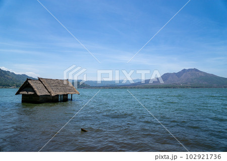 バトゥール湖にある浸水した謎の家屋 バトゥール湖にある浸水した謎の家屋 102921736