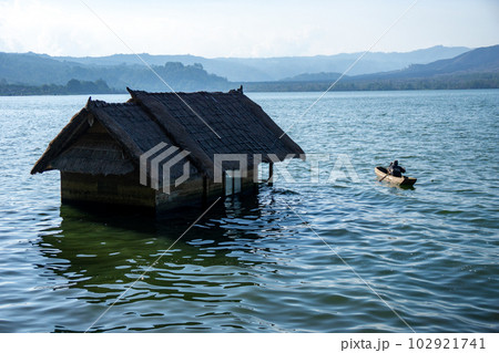 バトゥール湖の浸水した一軒の建物 102921741