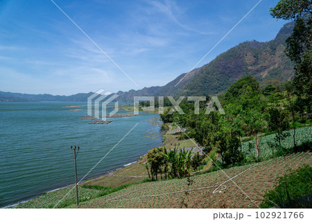 バトゥール湖畔に生い茂る緑と山々の景色 102921766