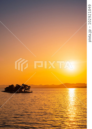 宍道湖の夕暮れ 宍道湖の夕暮れ 102921849