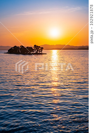 宍道湖の夕暮れ 102921878