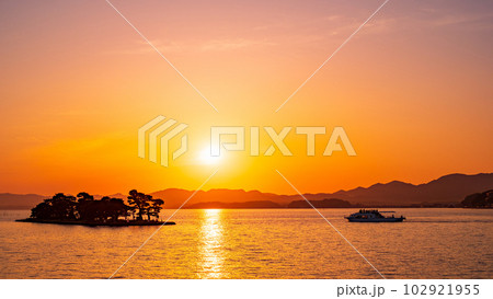 宍道湖の夕暮れ 102921955