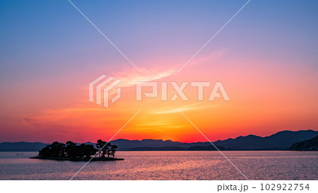 宍道湖の夕暮れ 102922754