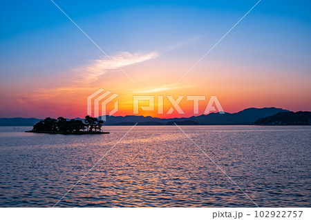 宍道湖の夕暮れ 宍道湖の夕暮れ 102922757