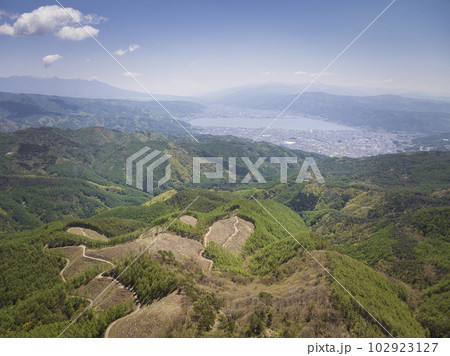 高ボッチ山山頂からの八ヶ岳・諏訪湖・富士山・南アルプスの雄大な眺め　長野県塩尻市（ドローンによる空撮 102923127
