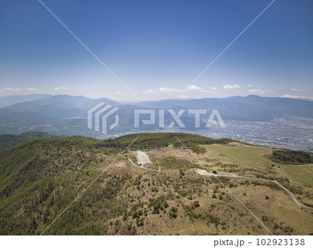 高ボッチ山山頂からの八ヶ岳の雄大な眺め　長野県塩尻市（ドローンによる空撮） 102923138