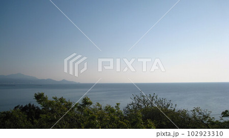 岬から眺める初夏の青空と穏やかな日本海と新緑の森 岬から眺める初夏の青空と穏やかな日本海と新緑の森 102923310