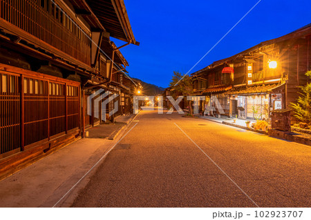 長野県　中山道　奈良井宿の町並み　夕景　夜景 102923707