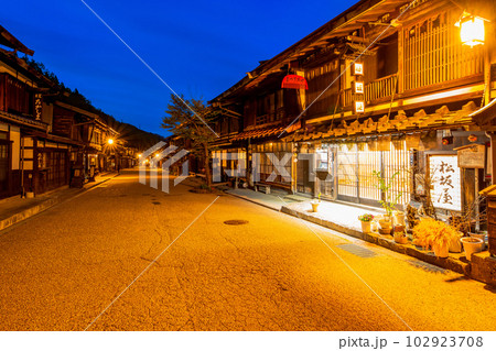 長野県　中山道　奈良井宿の町並み　夕景　夜景 102923708