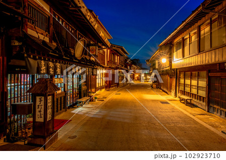 長野県　中山道　奈良井宿の町並み　夕景　夜景 102923710