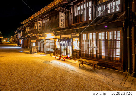 長野県　中山道　奈良井宿の町並み　夕景　夜景 102923720