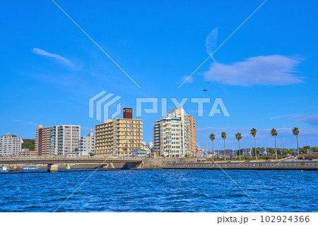 神奈川県藤沢市片瀬海岸の片瀬漁港から北東側の眺望(マンション群など) 102924366