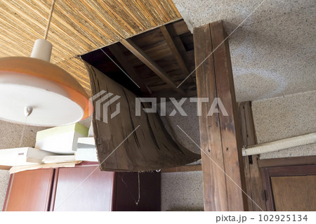 天井が抜け落ちた古民家 102925134