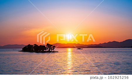 宍道湖の夕暮れ 102925256