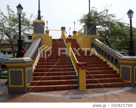 マラッカ川にかかる橋（マラッカ/マレーシア） 102925789