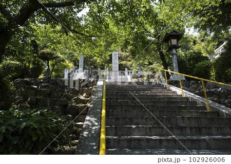 建勲神社（京都市北区）「大平和敬神」神石前の石段 102926006