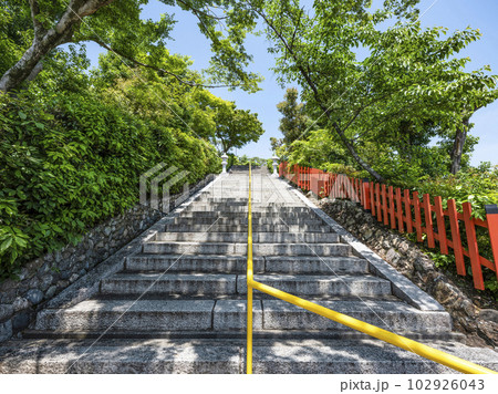 建勲神社（京都市北区）本殿への参道 102926043