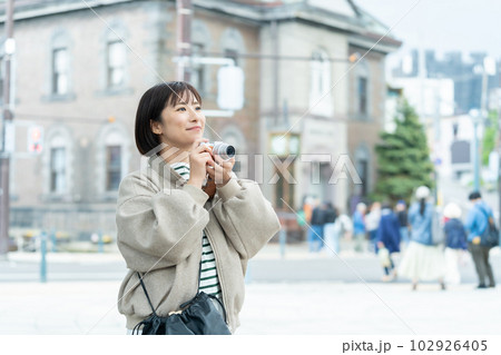 旅行をする女性　北海道観光　小樽　旅行 102926405