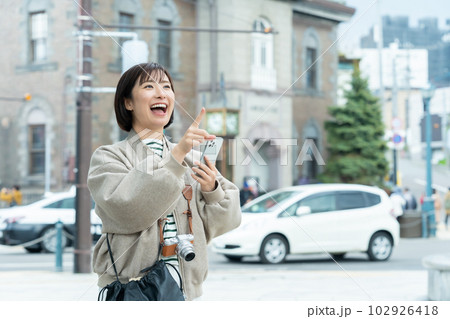 旅行をする女性 北海道観光 小樽 旅行 旅行をする女性 北海道観光 小樽 旅行 102926418