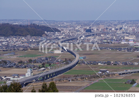 文殊山からの眺め　福井市中心部方向　建設中の北陸新幹線　2023年3月 102926855