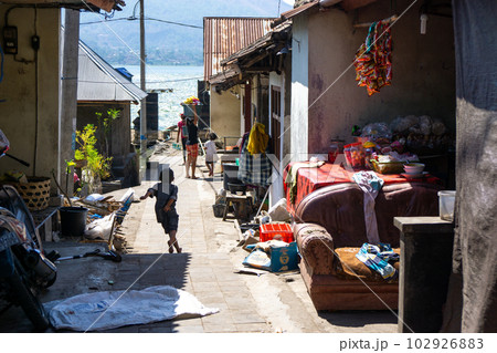 風葬の伝統が残るトルニャン村の素朴な日常風景 風葬の伝統が残るトルニャン村の素朴な日常風景 102926883
