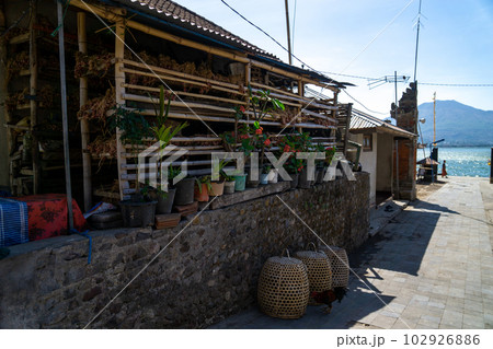 風葬地トルニャン村の街角風景 102926886
