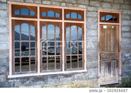 湖の景色が反射するオシャレな窓の家 湖の景色が反射するオシャレな窓の家 102926887