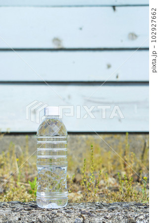 道端に置かれた水の入ったペットボトルとコピースペース 102927662