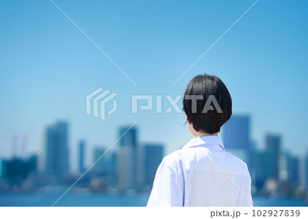白衣の女性の後ろ姿 白衣の女性の後ろ姿 102927839