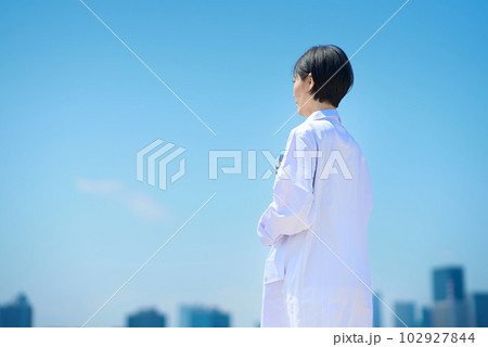 白衣の女性の後ろ姿 102927844