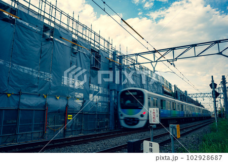 鉄道の高架化工事と通過列車 東京都 東村山駅周辺 2023.05　b-4 暖色寒色強調 102928687