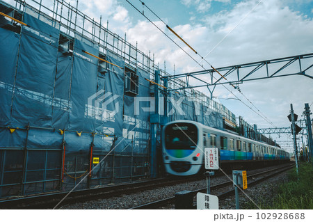 鉄道の高架化工事と通過列車 東京都 東村山駅周辺 2023.05　b-5 フィルム調 102928688