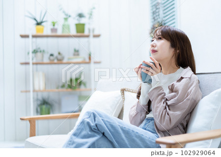 マグカップを持つ女性 102929064