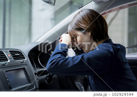 車　女性　悩む　ポートレート 102929594