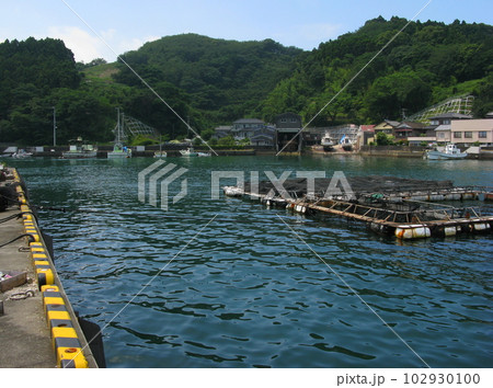 夏の海辺、生簀のある内海 102930100